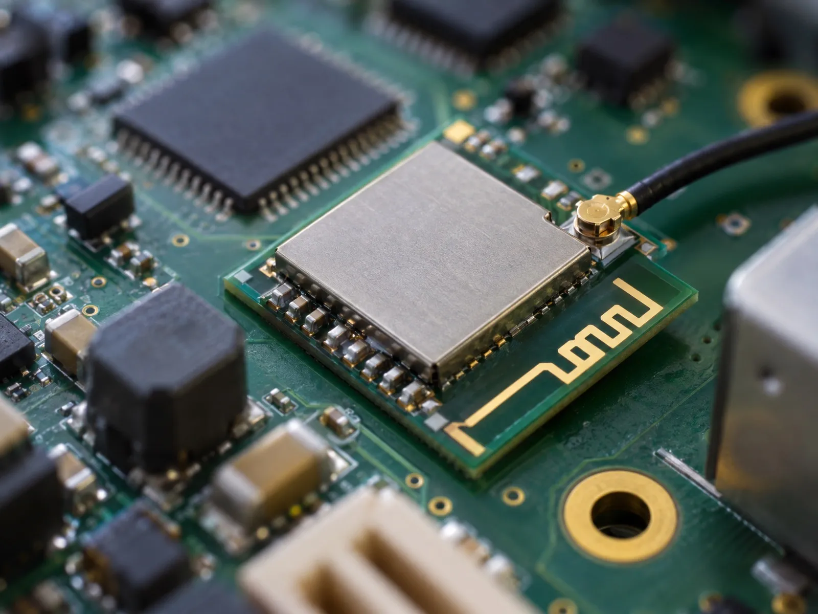Module radio blindé soudé sur un circuit imprimé, avec son antenne gravée et un câble coaxial